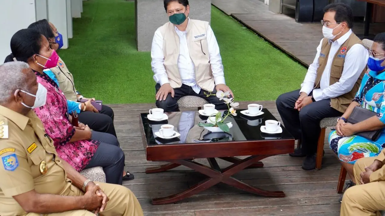 Menteri Koordinator Bidang Perekonomian Airlangga Hartarto dalam acara Temu Alumni Program Kartu Pekerja di Kota Sorong, Jumat (3/9/2021).