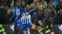 Jack Grealish dari Manchester City, kanan depan, berebut bola dengan pemain Brighton Carlos Baleba selama pertandingan sepak bola Liga Premier Inggris antara Brighton dan Manchester City di Stadion Falmer di Brighton, Inggris, Kamis, 25 April 2024. (AP Photo/Kin Cheung )