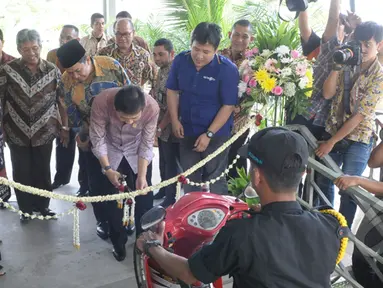 Ketua DPR Setya Novanto (tengah) memotong pita saat meresmikan Area Parkir Gedung DPR, Jakarta, Jumat (6/2/2015). Perbaikan parkiran motor ini menghabiskan anggaran sekitar Rp 3,5 miliar (Liputan6.com/Andrian M Tunay)