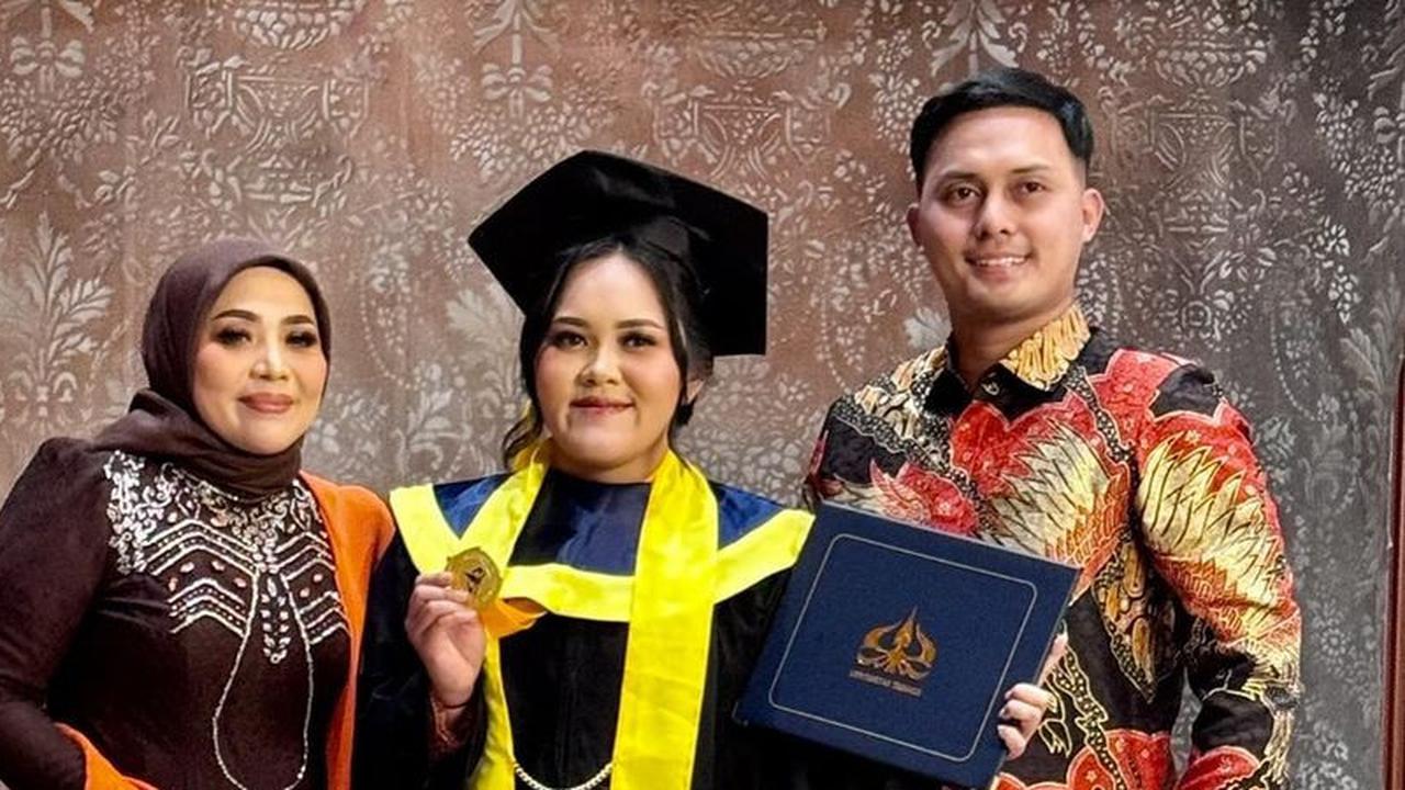 Potret Dewi Putri Cantik Muzdalifah Diwisuda, Wajah Penuh Bahagia - Dihadiri Fadel Islami dan Sang Adik