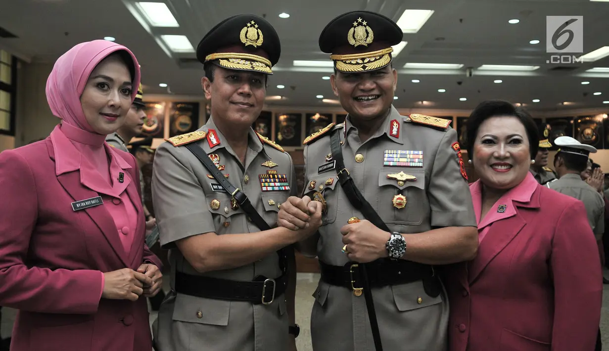 Irjen Pol Boy Rafli Amar berfoto bersama Kapolda Papua yang baru, Irjen Pol Martuani Sormin seusai acara pelantikan dan serah terima jabatan Kadiv Propam Polri dan enam kapolda di Rupatama Mabes Polri, Senin (20/8). (Merdeka.com/Iqbal S. Nugroho)