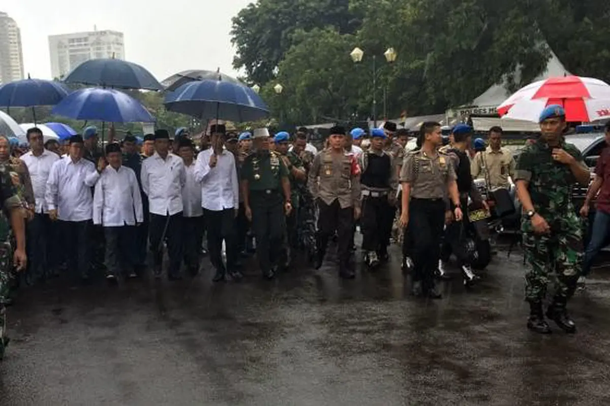 Jokowi Dengarkan Khotbah Habib Rizieq Dalam Demo 2 Desember