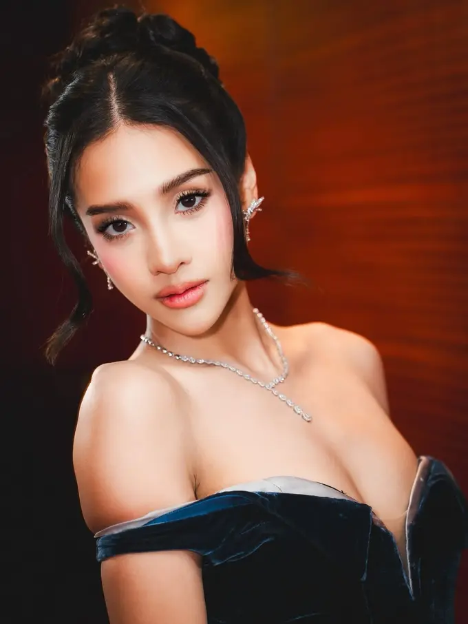 Potret Elegan Anya Geraldine Bak Disney Princess Berbalut Gaun Hian Tjen di Premiere Film Shutter