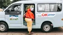 Penumpang naik angkot OK Otrip di Terminal Kampung Melayu, Jakarta, Selasa (16/10). Pengamat Transportasi Djoko Setijowarno menilai program OK OTrip yang digagas Anies-Sandi tersebut gagal. (Liputan6.com/Immanuel Antonius)