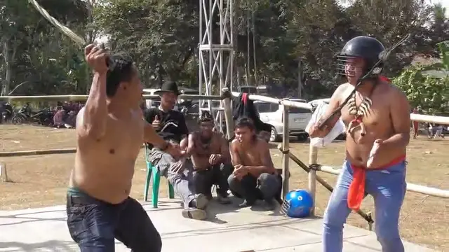 Dua orang saat ritual tiban di Lampung. (Liputan6.com/Ardi Munthe)