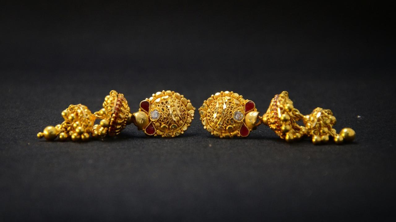 Ilustrasi perhiasan emas