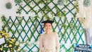 Kebaya berwarna krem yang dipadu padankan dengan celana ala Mikha Tambayong ini juga cocok untuk digunakan saat wisuda online. (instagram/miktambayong)