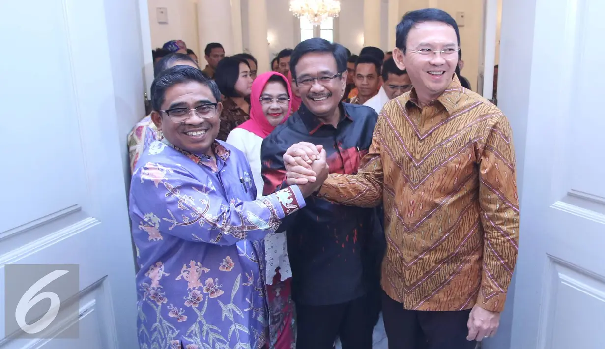 Soni Sumarsono (kiri) bersalaman dengan Basuki Tjahaja Purnama atau Ahok (kanan) dan wakilnya, Djarot Saiful Hidayat usai serah terima laporan nota singkat pelaksanaan tugas di Balai Agung DKI, Sabtu (11/2). (Liputan6.com/Immanuel Antonius)