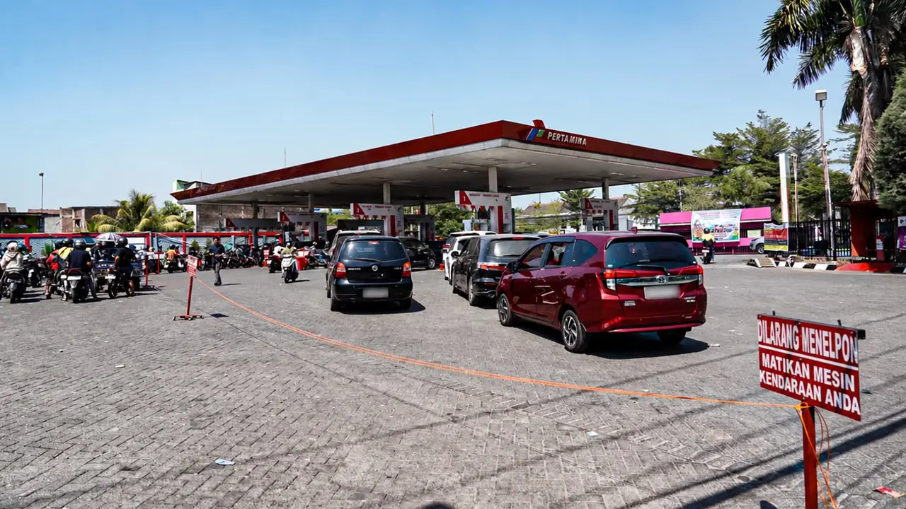 Pertamina Patra Niaga mengoptimalkan pasokan BBM di Makassar dengan distribusi 24 jam. (Dok Pertamina)