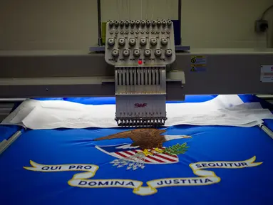 Bendera Departemen Kehakiman Amerika Serikat sedang di bordir di National Capital Flag Company, Alexandria Virginia, AS (10/1). Bendera itu akan digunakan untuk upacara pelantikan presiden baru AS, Donald Trump. (AFP/Andrew Caballero Reynolds)