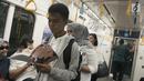 Masyarakat pengguna MRT tengah membaca buku yang disediakan disetiap stasiun MRT di Jakarta, Minggu (8/9/2019). Pemprov DKI Jakarta  meluncurkan ruang baca buku disetiap stasiun MRT untuk menumbuhkan minat baca masyarakat. (Liputan6.com/Angga Yuniar)