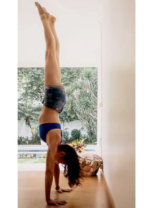 Untuk wanita yang satu ini memang dari dulu selalu tampil ramping. Rajin berolahraga Yoga, Sophia Latjuba selalu berusaha mempertahankan bentuk perutnya yang rata. (Instagram)