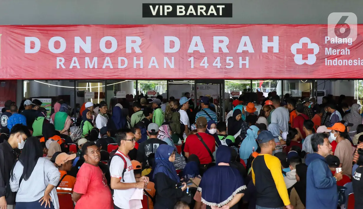 Antrean warga saat mengikuti kegiatan Donor Darah Ramadan di Jakarta Internasional Stadium, Jakarta, Selasa (26/3/2024). (Liputan6.com/Herman Zakharia)