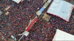 Umat Hindu mendengarkan seorang pemimpin agama saat Festival Magh Mela di Sangam, pertemuan Sungai Gangga - Sungai Yamuna, Prayagraj, Uttar Pradesh, India, 31 Januari 2023. Ratusan ribu peziarah Hindu diperkirakan akan berenang dalam pertemuan tersebut, berharap bisa menghapus dosa selama festival sebulan penuh. (AP Photo/Rajesh Kumar Singh)