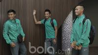 Pemain Timnas Indonesia U-22, Hanif Sjahbandi, Bayu Pradana dan Andi Setyo jelang keberangkatan ke Kamboja di Jakarta, Senin (05/06/2017). Timnas Indonesia U-22 akan menghadapi laga uji coba melawan Kamboja pada 8 Juni 2017. (Bola.com/M Iqbal Ichsan)