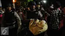 Petugas polisi membawa benda yang diduga bom di kawasan pantai Lagoon, Ancol, Jakarta Utara, Sabtu (31/12) malam. Benda diduga bom tersebut berhasil diamankan. Situasi pergantian tahun baru kembali kondusif. (Liputan6.com/Gempur M. Surya)