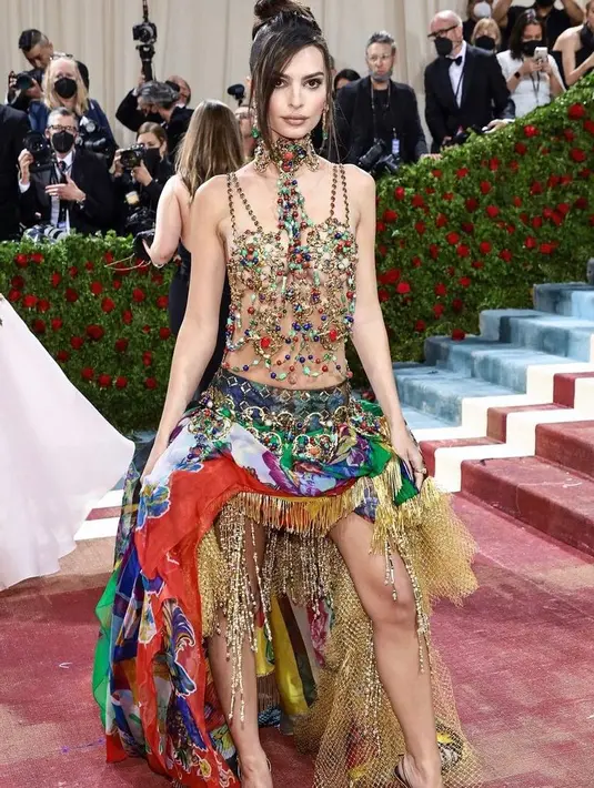 <p>Menurut Daily Mail, Emily Ratajkowski menduduki puncak daftar pakaian terburuk Met Gala tahun ini. Tidak tampil sesuai tema ‘Gilded Glamour’ yang mengacu pada zaman Emas kota New York, Emily Justru tampil dalam balutan outfit yang cocok untuk karnaval. (Instagram/metgalaofficial).</p>