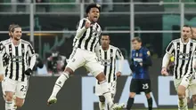 Juventus mampu unggul lebih dulu lewat tandukan akurat Weston McKennie pada menit ke-25. Gelandang asal Amerika Serikat itu mencetak gol dalam area kotak penalti setelah memanfaatkan umpan silang apik dari Alvaro Morata. (AP/Luca Bruno)
