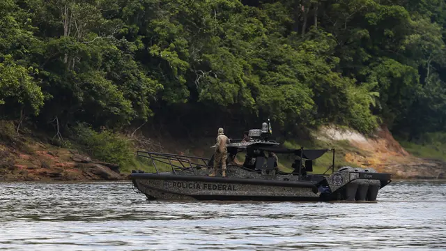FOTO: Puluhan Tongkang Penambangan Emas Ilegal di Anak Sungai Amazon Dibakar