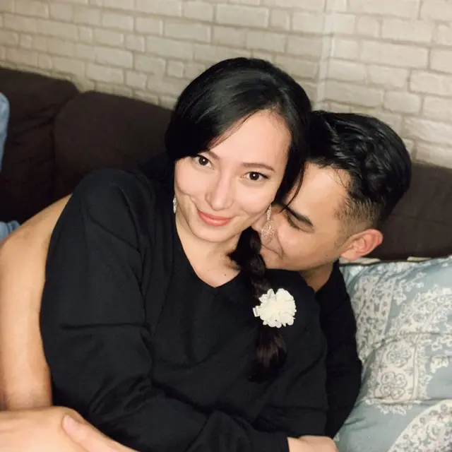 Hamil Setelah 7 Tahun Menunggu, Ini Potret 7 Mesra Asmirandah dan Suami saat Di Rumah