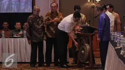 Menkopolhukam Luhut Binsar Panjaitan membuka acara Simposium Nasional Membedah Tragedi 1965, Jakarta, Senin (18/4). Simposium bertujuan merekonsuliasi kasus pelanggaran HAM dimasa lalu. (Liputan6.com/Faizal Fanani)