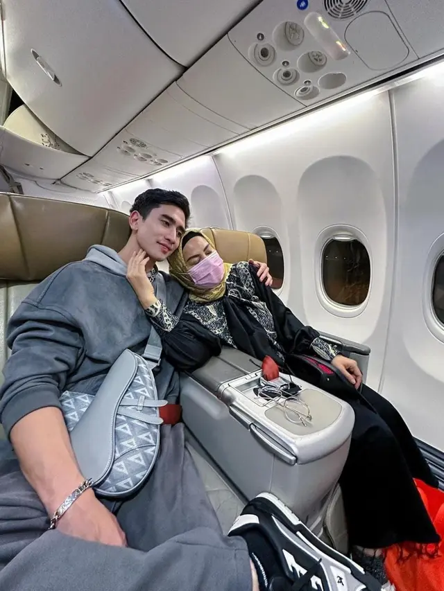 Ditemani Verrell Bramasta, Mata Bengkak Venna Melinda Usai Alami KDRT Jadi Sorotan