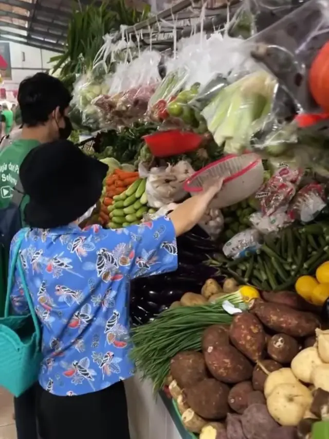 Bunga Zainal dan Sukhdev Singh di Pasar