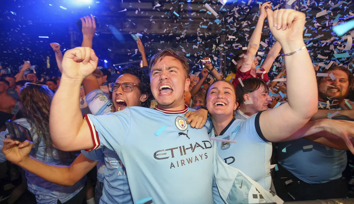 <p>Keseruan nonton bareng final Liga Champions antara Manchester City melawan Inter Milan diadakan di sejumlah tempat. Laga final yang berlangsung di Stadion Olimpiade Ataturk, Istanbul, Turki, menyita perhatian pecinta bola di sejumlah negara. (Nigel French/PA via AP)</p>
