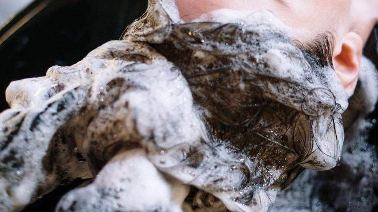1. Pakai conditioner setiap kali keramas untuk menutup kutikula rambut setelah memakai sampo. Hal ini untuk merawat kutikula supaya terawat, kuat, berkilau dan menjadikan rambut tidak kusut dan mudah di-styling.