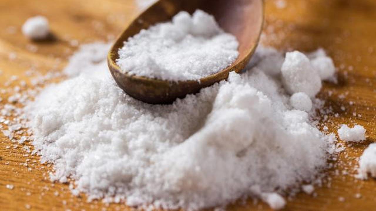 Garam atau Serbuk Kopi: Cara Mana Lebih Efektif Mengusir Lipan?