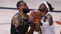 Pebasket Los Angeles Lakers, LeBron James, berebut bola dengan pebasket Denver Nuggets, Jerami Grant, pada gim kedua final wilayah barat Playoff NBA 2020, Senin (21/9/2020). Lakers menang dengan skor 105-103. (AP/Mark J. Terrill)