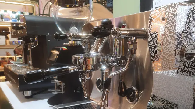 Ilustrasi alat peracik kopi.