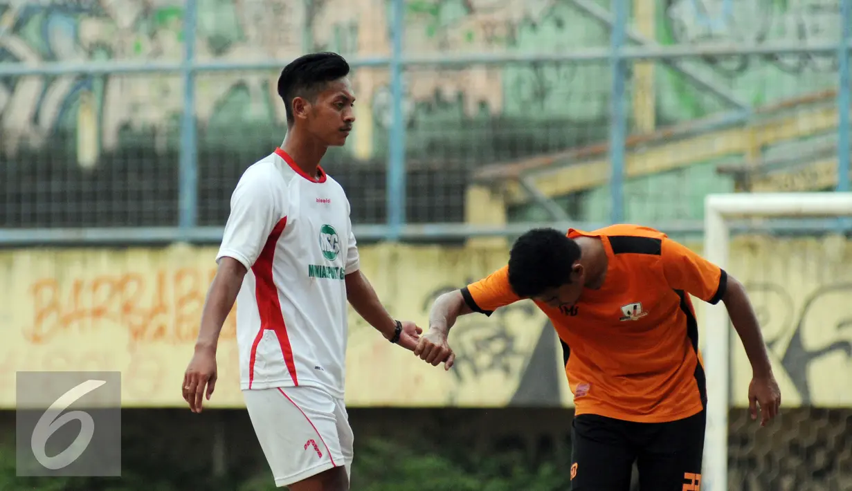 Pemain Villa 2000 memberikan salam hormat pada pesepakbola Persipasi Bandung Raya (PBR), Yongky Aribowo (kiri) usai laga ujicoba di Stadion Lebak Bulus Jakarta, Sabtu (22/8/2015). PBR unggul 1-0 atas Villa 2000. (Liputan6.com/Helmi Fithriansyah)