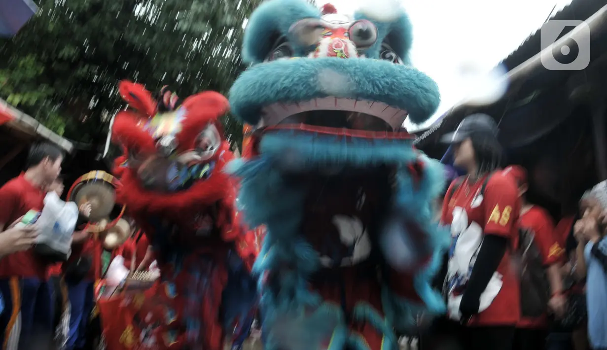 Atraksi barongsai saat perayaan Cap Go Meh Tahun Baru Imlek 2571 di Jatinegara, Jakarta, Minggu (9/2/2020). Meski hujan, perayaan Cap Go Meh berlangsung meriah dengan atraksi barongsai dan liong serta arakan dewa-dewa (rupang), mengelilingi kawasan Jatinegara. (merdeka.com/Iqbal S Nugroho)