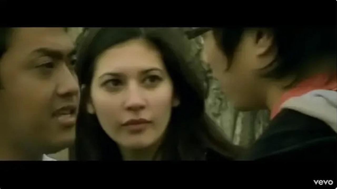 Akui Belum Terima Bayaran, Ini 6 Potret Hannah Al Rasyid di Video Klip Yovie Nuno Dia Milikku