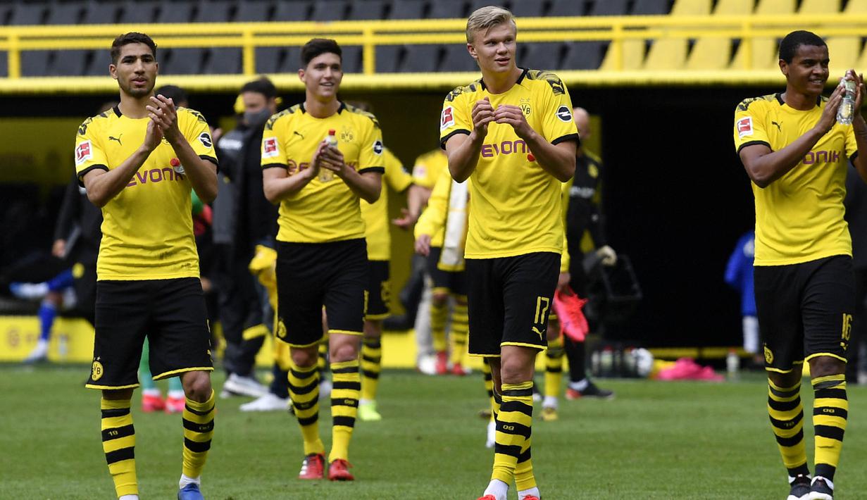 Para pemain Borussia Dortmund merayakan kemenangan atas Schalke 04 pada laga Bundesliga di Stadion Signal Iduna Park, Sabtu (16/5/2020). Dortmund menang 4-0 atas Schalke 04. (AP/Martin Meissner)