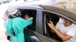 Petugas melakukan tes COVID-19 terhadap warga di Altomed, Kelapa Gading, Jakarta, Minggu (8/8/2021). Tes PCR atau antigen juga sebagai upaya mendukung program pemerintah menghadapi pandemi COVID-19. (Liputan6.com/Angga Yuniar)