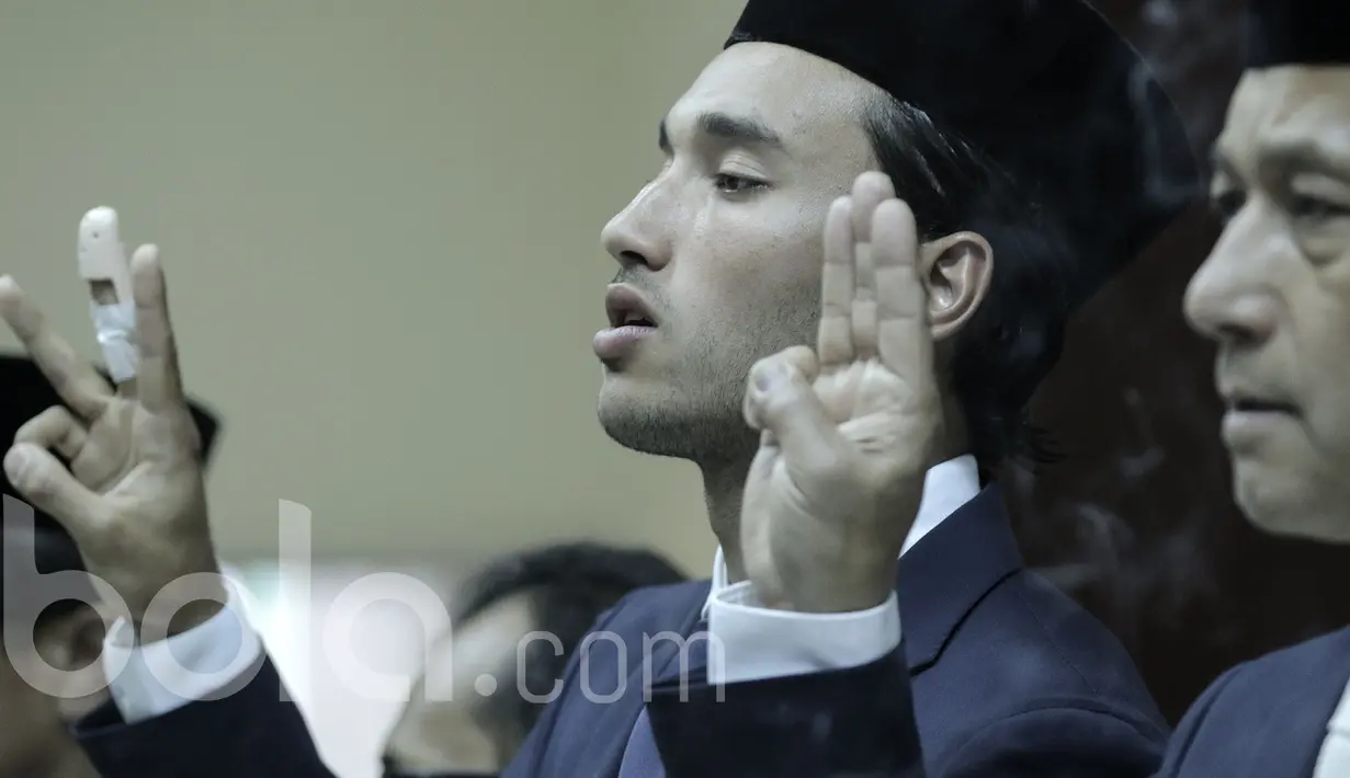Ezra Walian pesepak bola naturalisasi asal Belanda menyanyikan lagu Indonesia Raya saat menjalani pengambilan sumpah menjadi WNI pada Kamis (18/5/2017) di Kanwil Menhukham, Jakarta. (Bola.com/Peksi Cahyo)