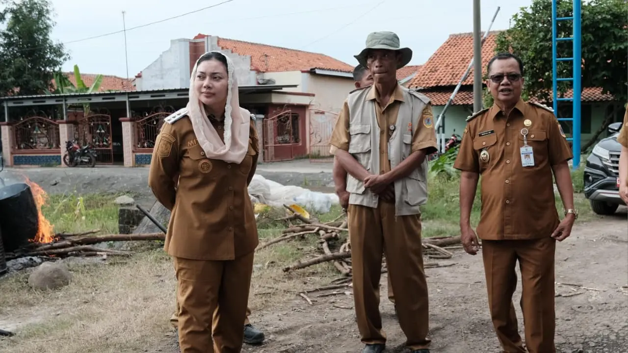Bupati Brebes Paramitha Widya Kusuma memantau kondisi jalan di Desa Tembongraja, Salem. (Istimewa)