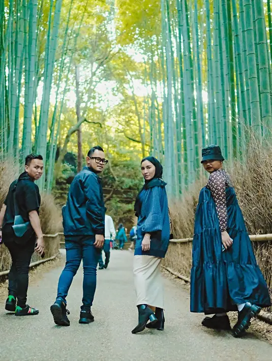 Banyak sekali tempat-tempat yang dikunjungi oleh rombongan ini saat liburan ke Jepang. Salah satunya ialah pemandangan hutan bambu yang ada di Arashiyama Kyoto Jepang. Bila liburan ke Jepang, banyak seleb Indonesia yang pasti abadikan potretnya di sini.(Liputan6.com/IG/@shandypurnamasari)