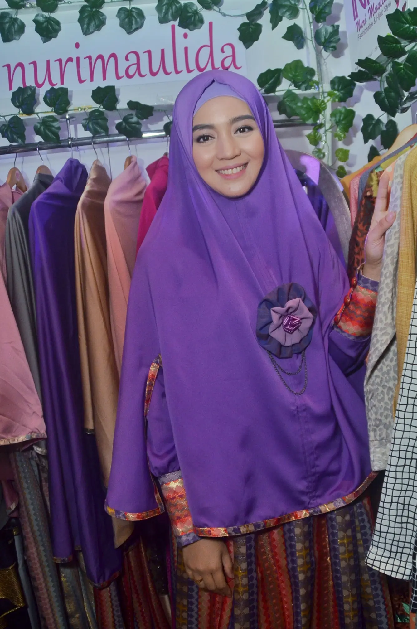 Selain Zaskia, ada juga selebriti yang sekarang fokus menjalani usaha busana muslim, Nuri Maulida. Dua tahun sudah suami pengusaha dan anggota DPRD Lampung, Pandu Kesuma Dewanngsa ini menjalani usaha. (Adrian Putra/Bintang.com)