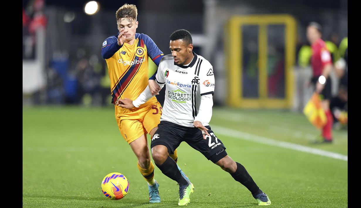 Menjelang babak pertama usai, Spezia harus melanjutkan laga dengan 10 pemain. Kelvin Amian (kanan) mendapatkan kartu merah hasil dari akumulasi dua kartu kuning. Skor 0-0 pun bertahan hingga turun minum. (La Presse via AP/Tano Pecoraro)