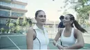 Tidak hanya penampilan dua artis cantik ini yang menarik perhatian warganet hingga disebut seperti petenis dunia dari Ukraina dan Italia, tapi juga kehadiran Cipung di lapangan tenis. [Youtube/Luna Maya]
