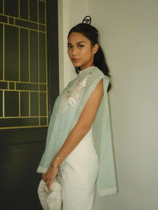 Azizah Salsha memilih tidak mengenakan baju shimmer yang jadi tren baru Lebaran 2024. [@azizahsalsha_]