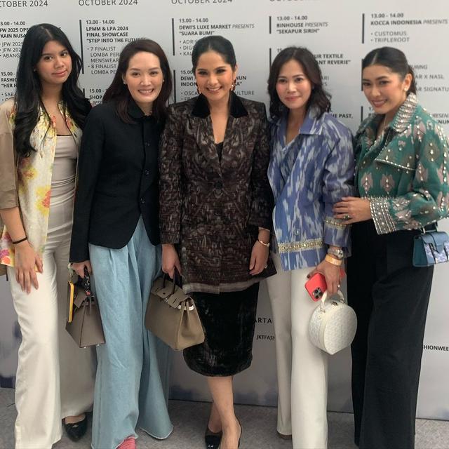 Adu Gaya Elegan Annisa Pohan dan Almira Tunggadewi di JFW 2025, Sama-sama Tampil Berkelas dengan Tenteng Tas Branded
