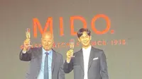 Kim Soo Hyun bersama CEO Mido, Franz Linder saat peluncuran Mido di Bangkok, Thailand (Istimewa)