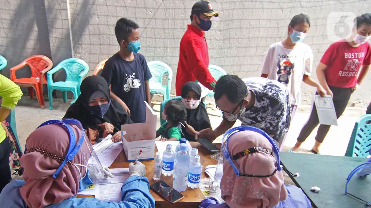 Warga Cipayung Lakukan Penguncian Mandiri
