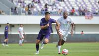 Pemain Persita, Tamirlan Kozubaev (kiri) berebut bola dengan pemain Borneo FC, Joel Vinicius Silva Dos Santos dalam laga BRI Super League 2025/2026 di Indomilk Arena, Tangerang, Banten, Jumat (09/01/2026). (Bola.com/Bagaskara Lazuardi)
