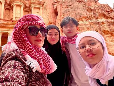 Dalam unggahan Instagramnya, Mulan Jameela pun mengabadikan momen saat berada di Petra, Yordania. Dalam potretnya ia ditemani bersama kedua putri dan seorang putranya. Nampak bahwa Mulan bersama kedua buah hatinya pun mengenakan hijab. (Liputan6.com/IG/mulanjameela1)
