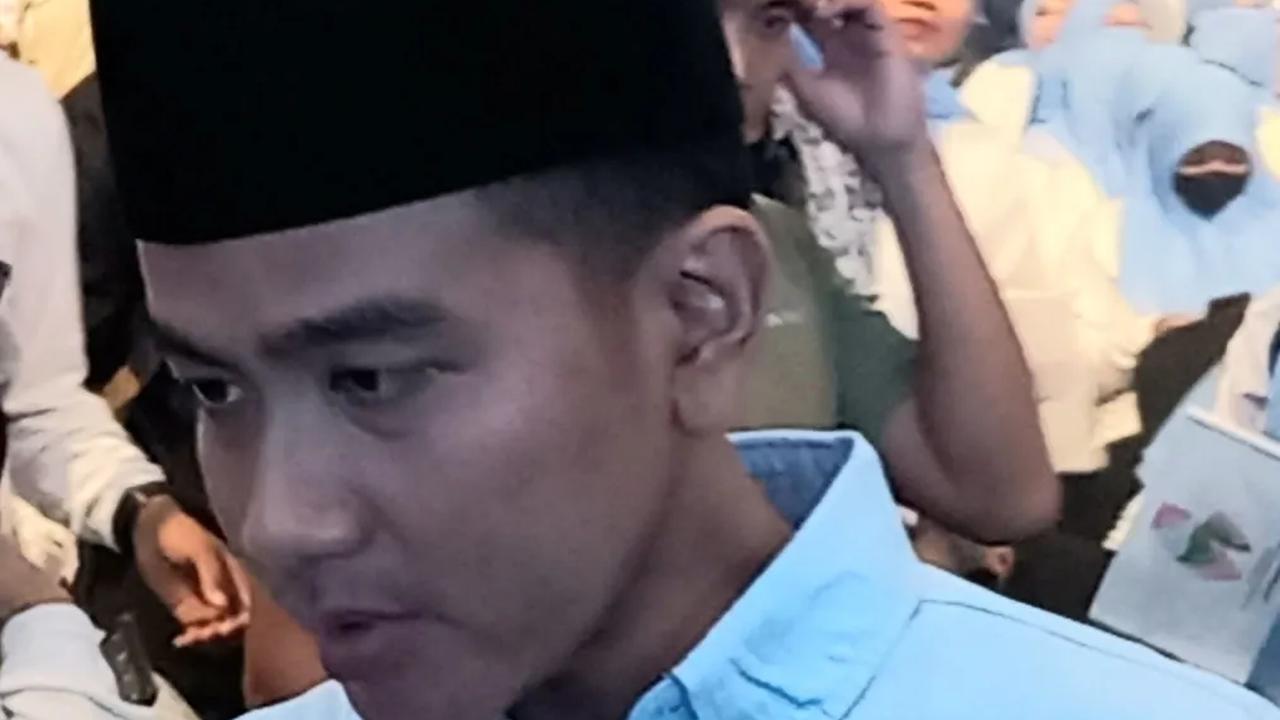 Gibran Hadiri Deklarasi Dukungan Pergerakan Perempuan Muda Nahdliyin, Peserta Rebutan Foto